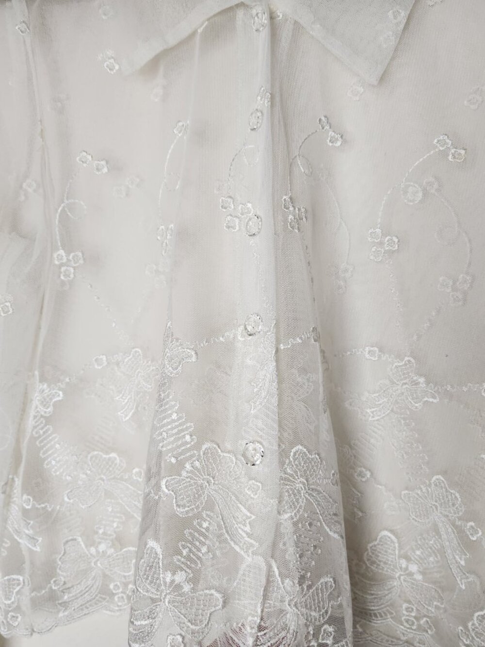 Via 101 Lace Collared Embellished Long Sleeve Button Down Bow Print Top Crop - Picture 3 of 5